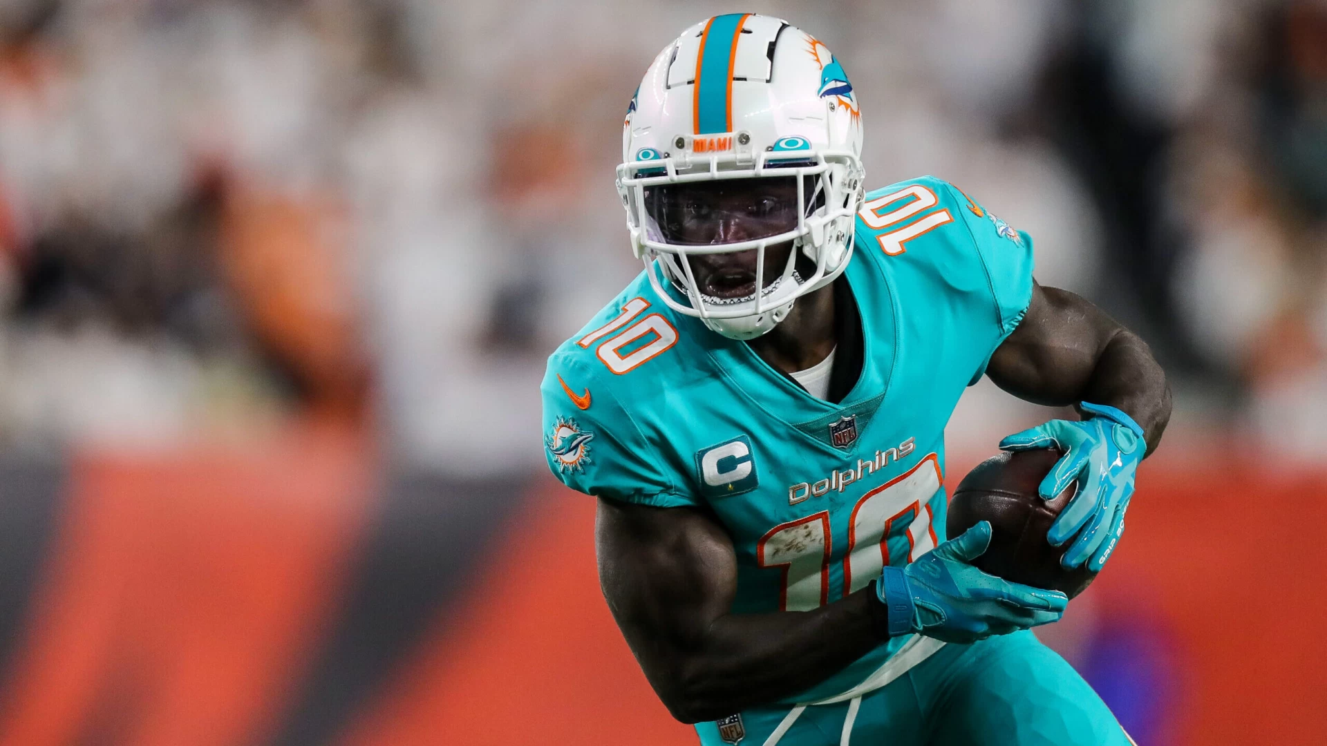 Dolphins WR Tyreek Hill ‘Night and Day Ahead’ of 2022 Season