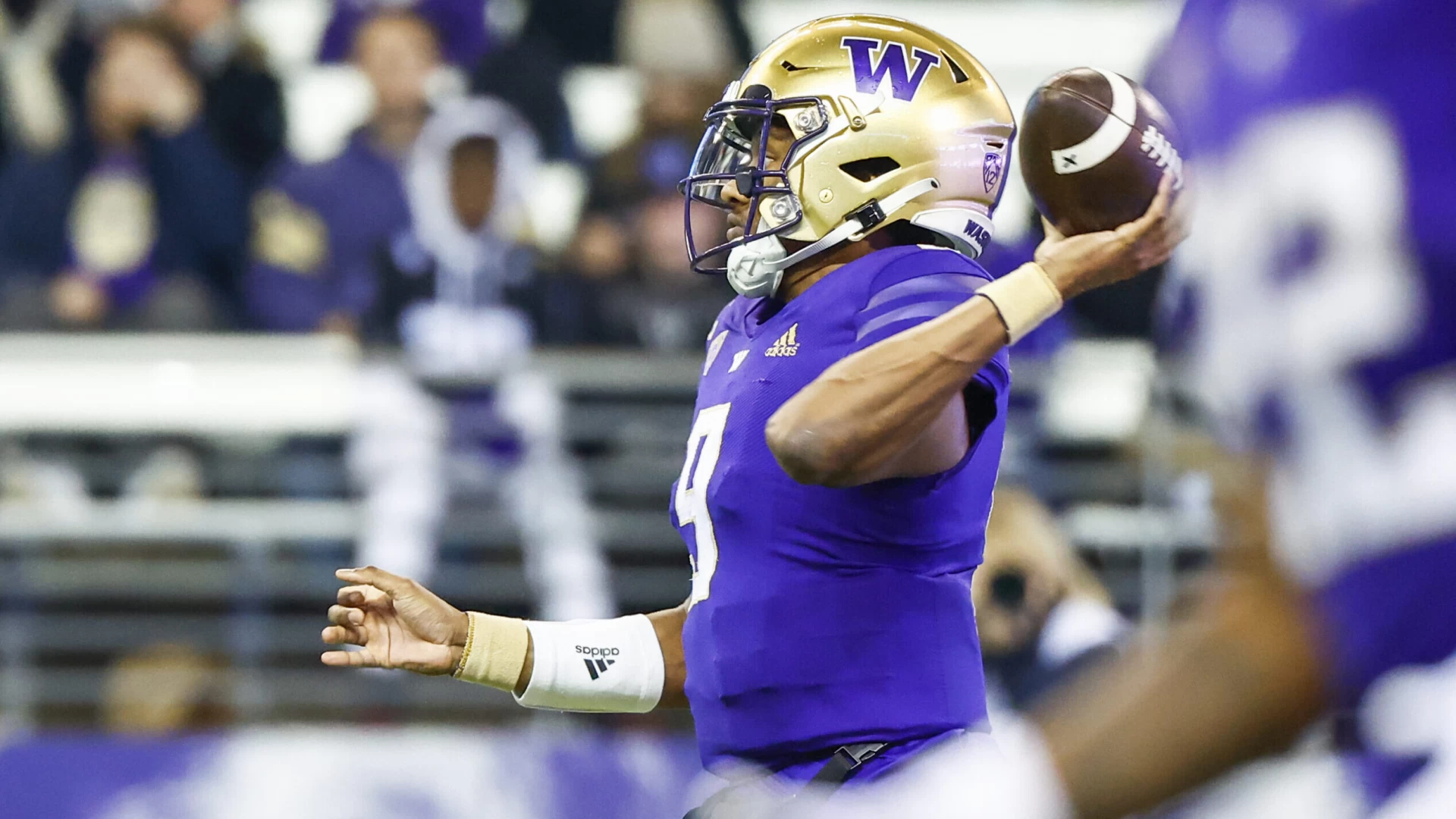 Washington Huskies Emerge as Contenders In PAC-12