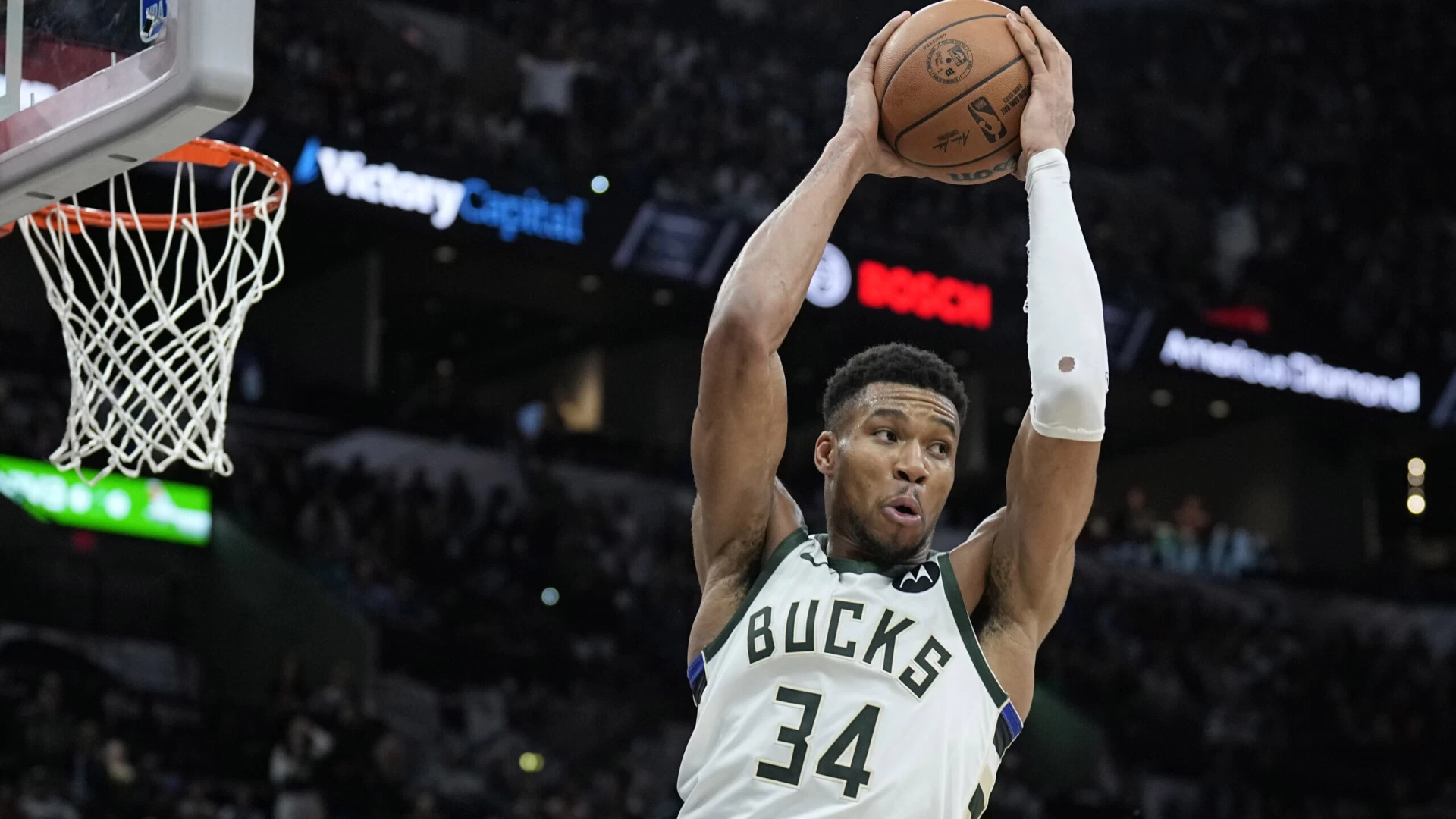 Giannis Dominates as Milwaukee Bucks Triumph Over Spurs in Back-to-Back Battle