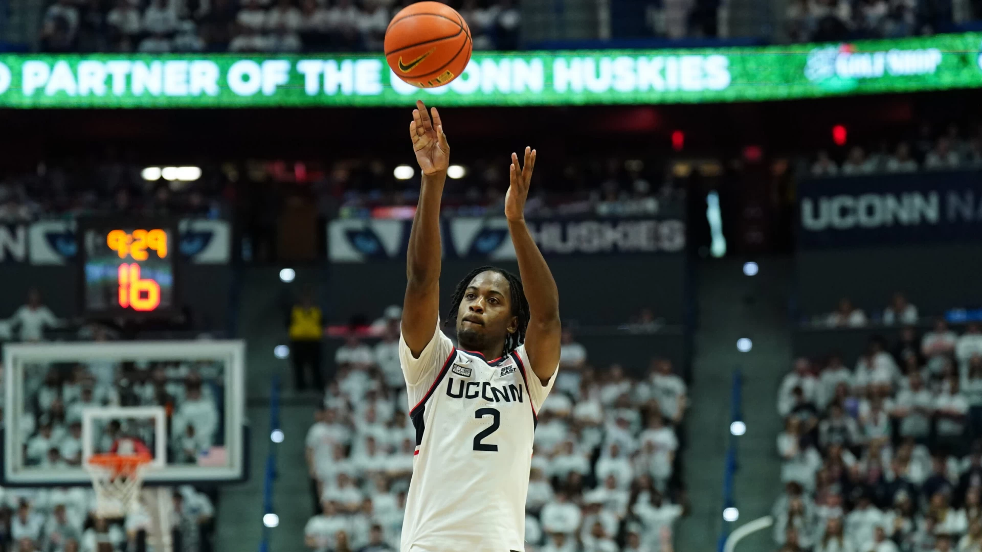 UConn Huskies: Navigating Betting Odds Amidst Season Challenges