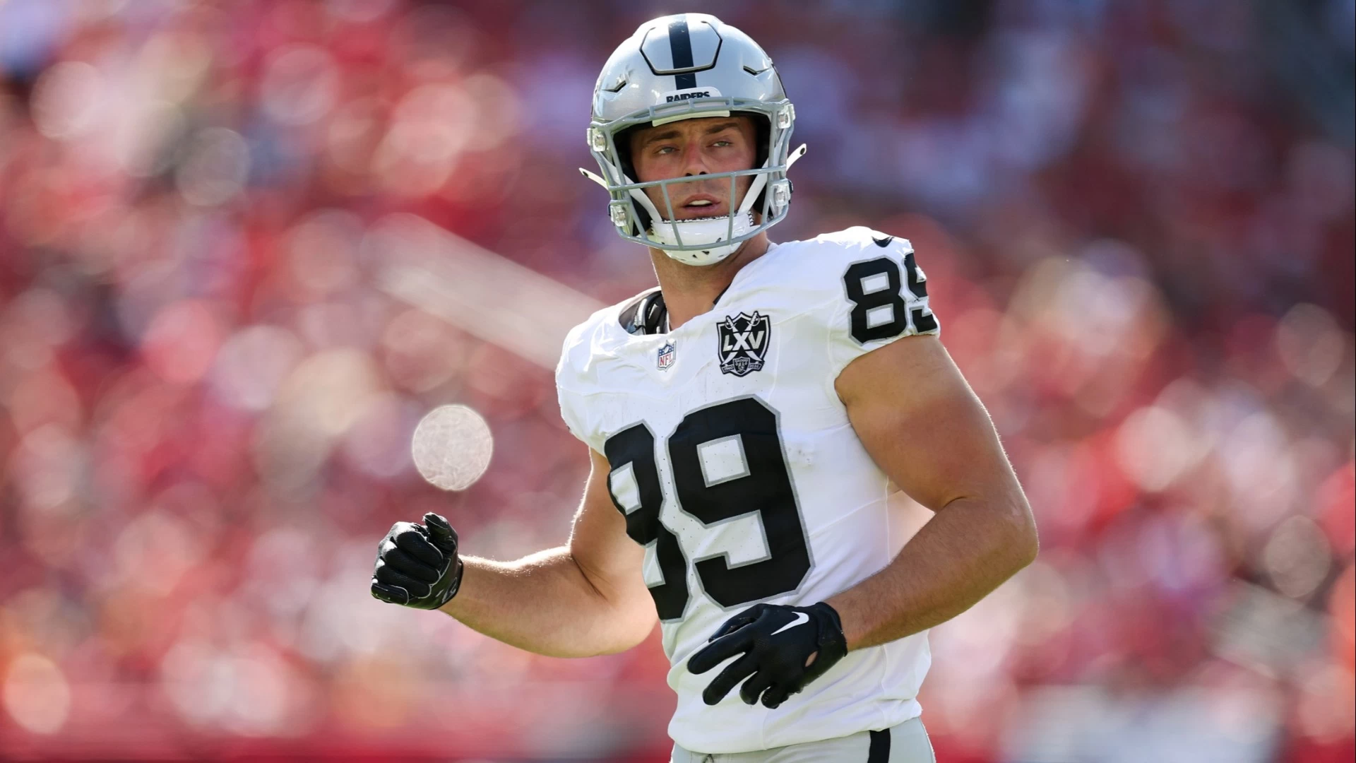 Fantasy Football Tight End Picks: Brock Bowers of the Las Vegas Raiders vs. Jonnu Smith of the Miami Dolphins Showdown