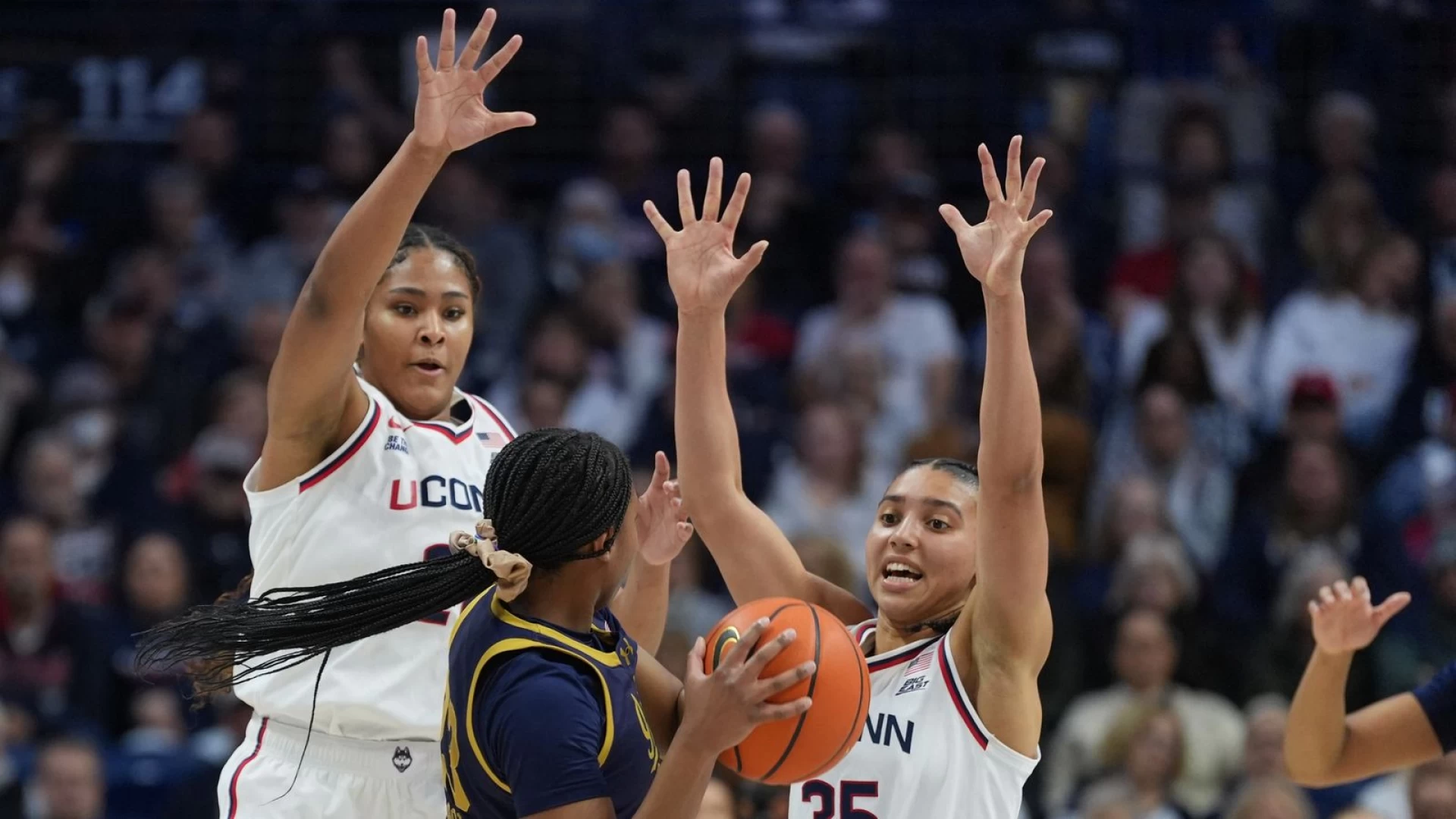 Wooden Award selects 15 for 2026 Women’s College Basketball POY Ballot