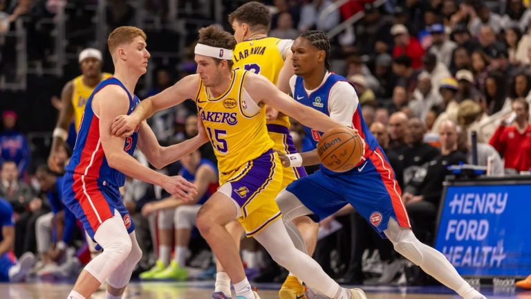 Lakers’ win streak snapped in high-effort loss to Pistons