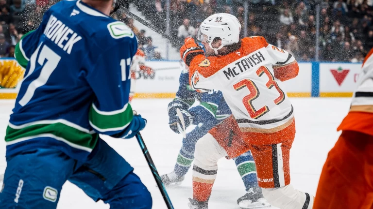 McTavish snaps drought, earns Ducks another comeback in Vancouver