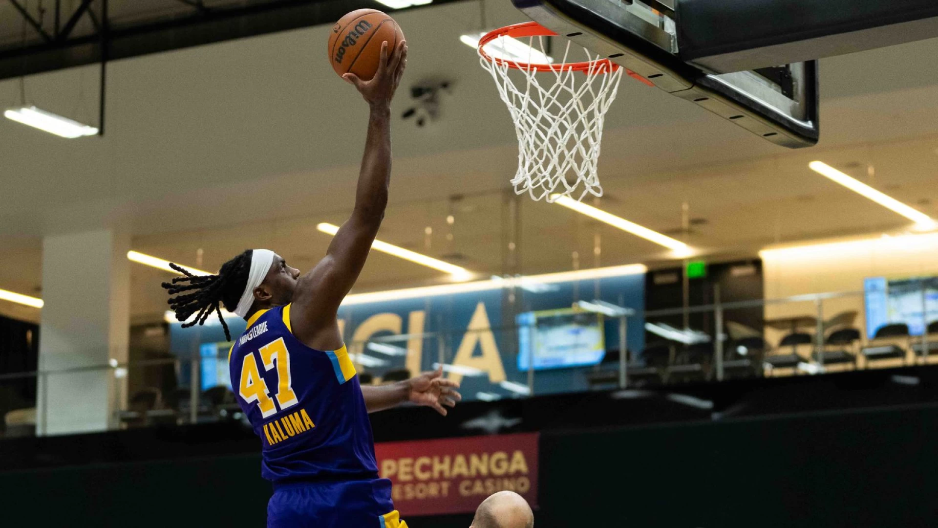 Three-point barrage from Stockton Kings hands South Bay Lakers rare home loss