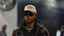 Rams WR Davante Adams witnesses brutal NHL Hockey fight on Thursday