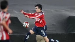 Short-handed Chivas handle Atlas in a friendly edition of El Clásico Tapatío