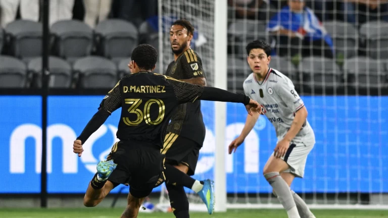 Martínez's brace helps LAFC storm past Cruz Azul Latest Video Thumbnail