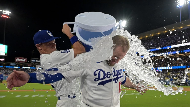 Max Muncy hits three homers, lifts Dodgers on walk-off
