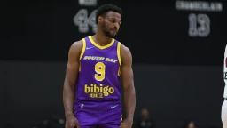 Austin Reaves left hanging by Bronny James in awkward 4th quarter moment