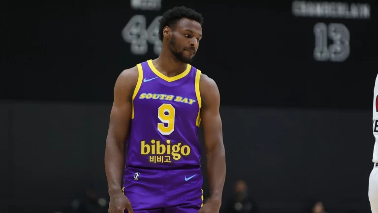 Austin Reaves left hanging by Bronny James in awkward 4th quarter moment