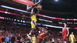 James, Smart steal road win in Houston, hand Lakers 3-0 series lead