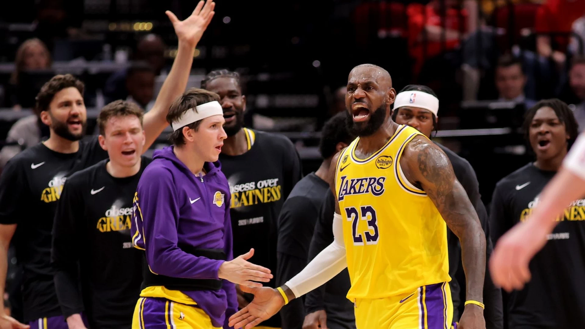 Lakers’ defense stonewalls Rockets, 98-78, to advance to second round