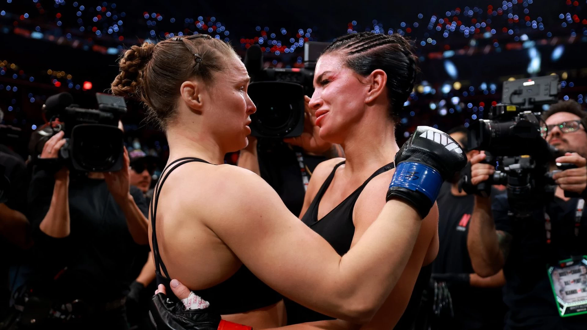 Rousey defeats Carano by armbar submission in 17 seconds