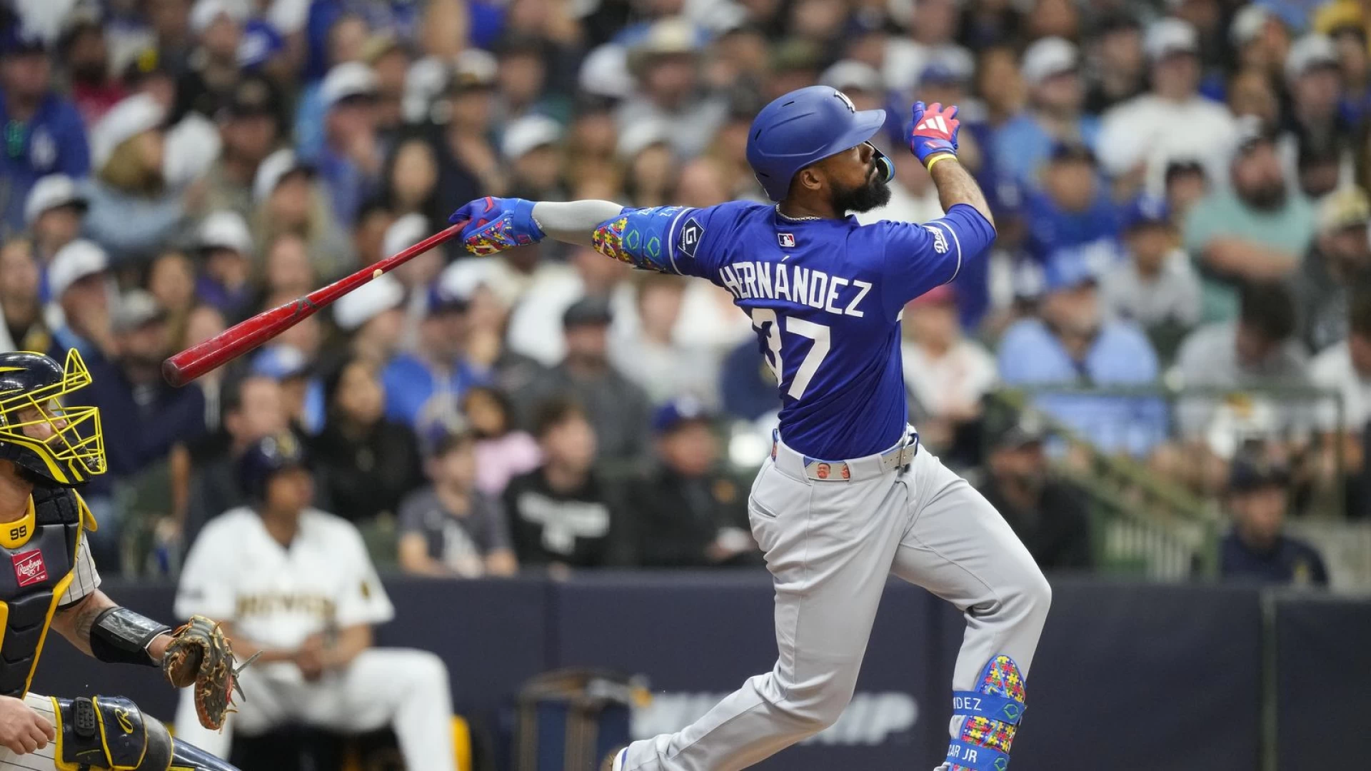 Sasaki settles in, Hernández delivers career night in Dodgers win