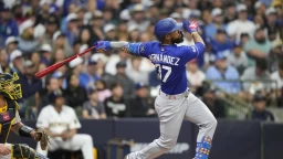 Sasaki settles in, Hernández delivers career night in Dodgers win