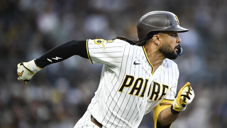 Padres squander too many opportunities, lose to Reds in extra innings