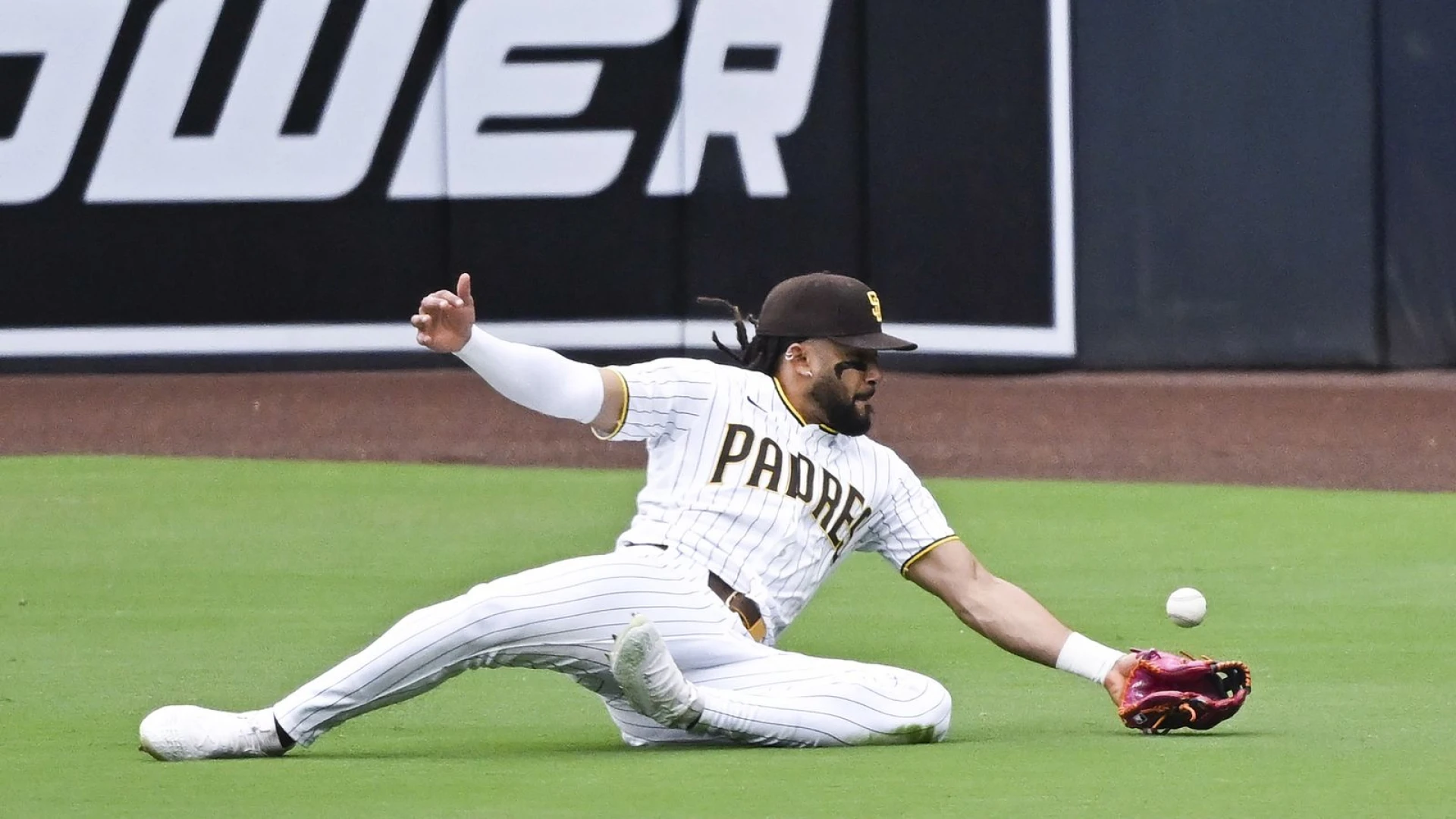 Padres outmatched by Dodgers with nine run inning