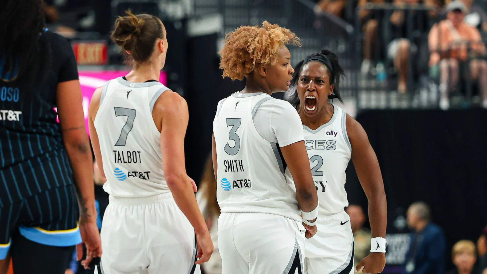 Smith erupts for 29, Gray comes up clutch; Aces see off Sky in OT