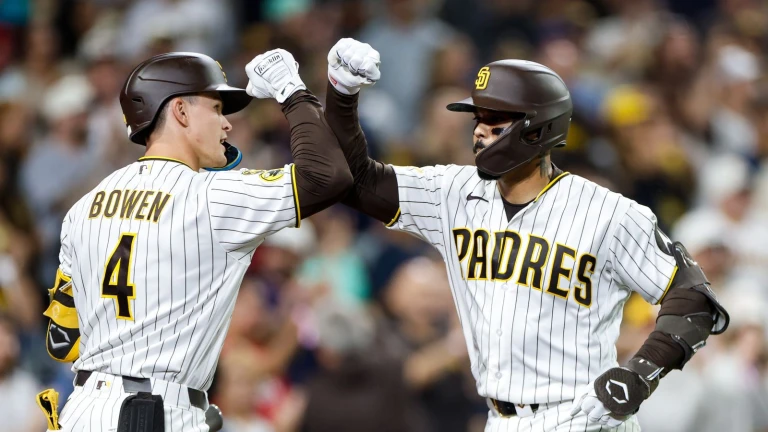 Padres' bats come alive, roll past Diamondbacks 10-4