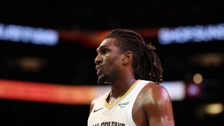 Lakers officially sign three-time champion Kevon Looney