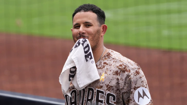 Padres open with three straight homers, hold off Yankees 4-3 to win series