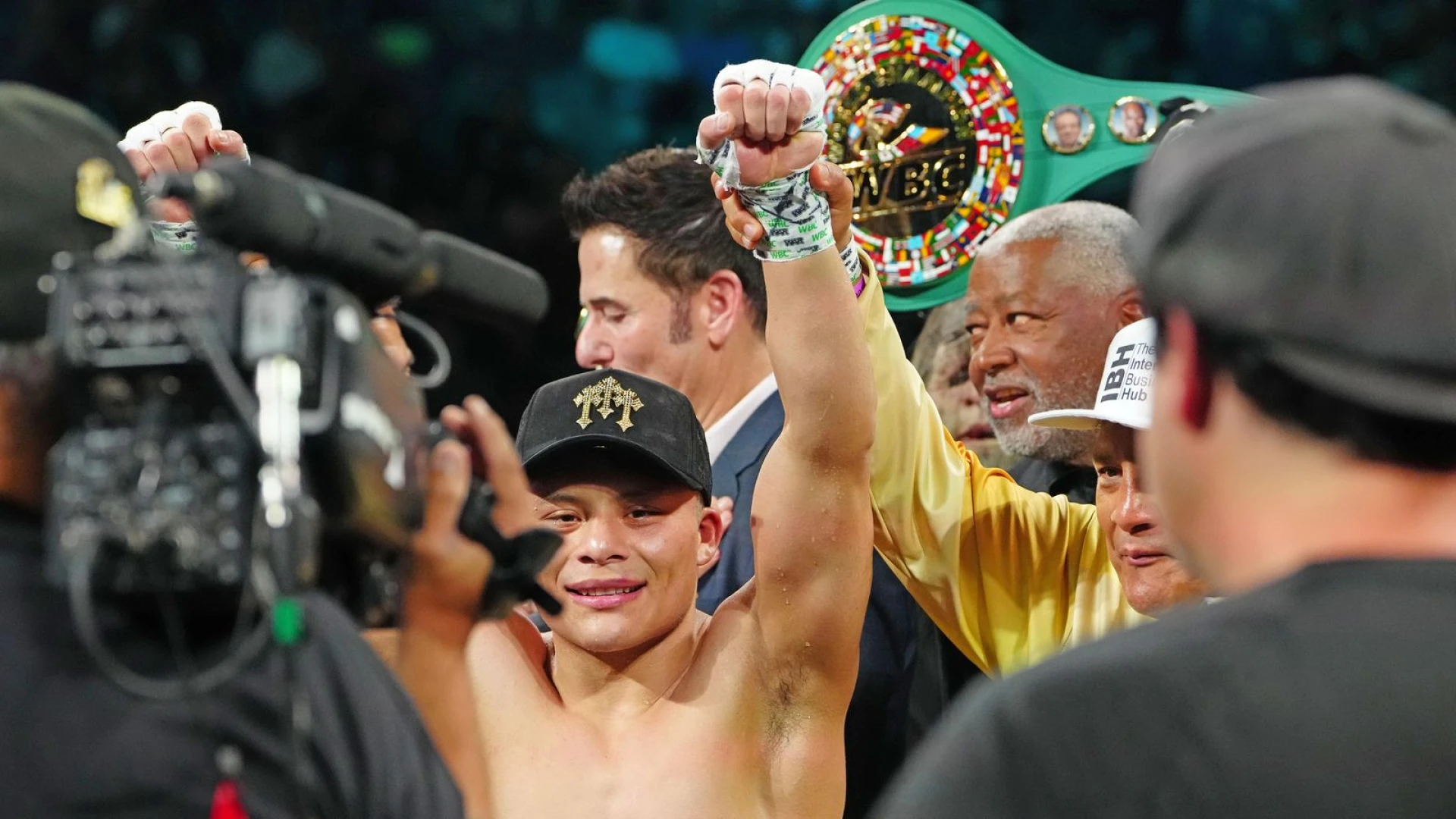 Pitbull Cruz defends his interim title against a taller, harder-hitting Bravo