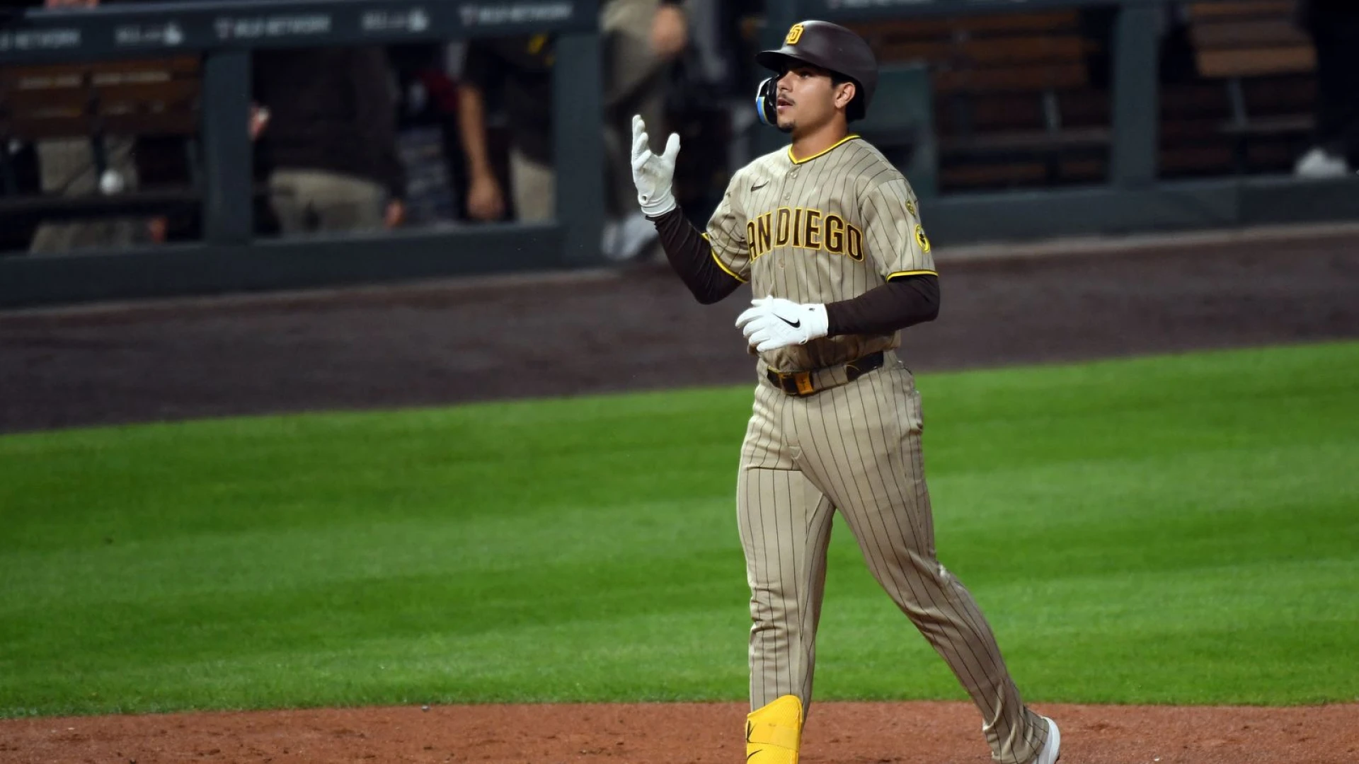 Salas swats first two MLB home runs, Padres pour it on in win at Colorado