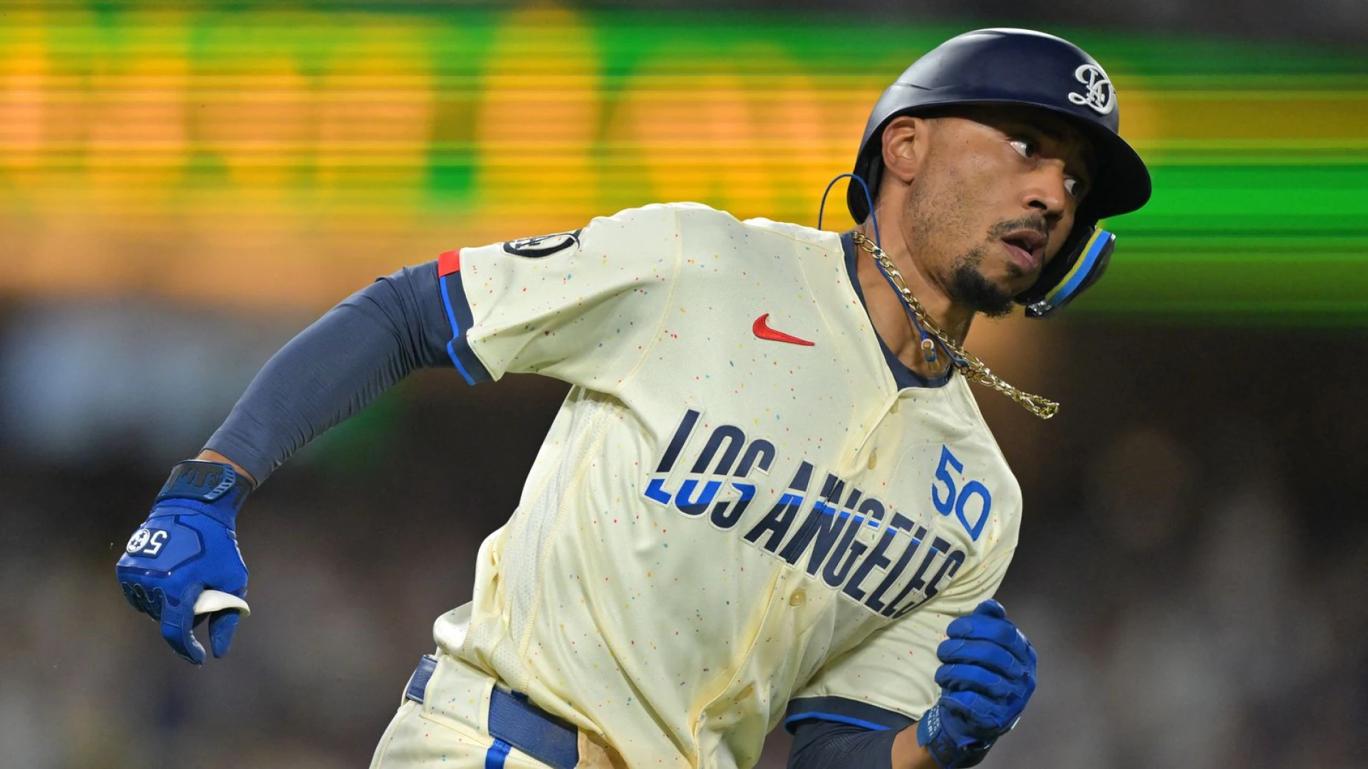 Betts leads Dodgers' offensive power in win over Giants
