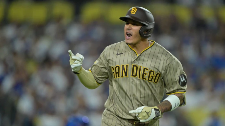 Machado's two-run blast powers Padres into top wild card spot