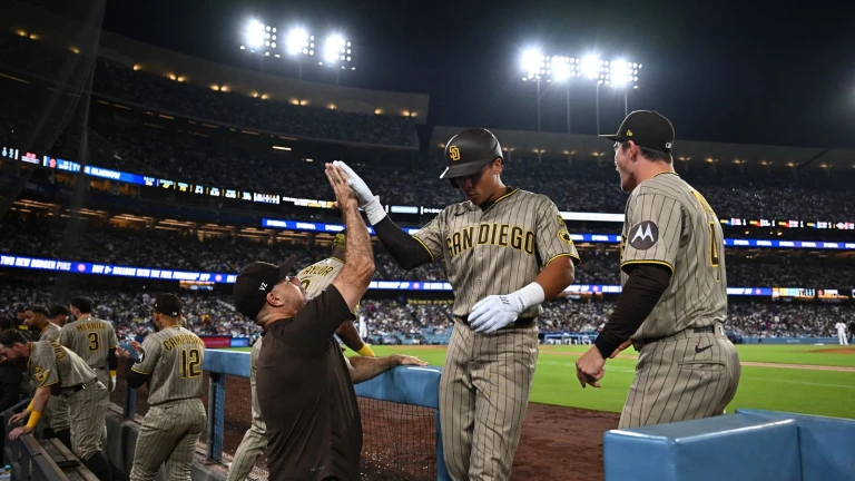 Padres clinch postseason berth with 4-2 win over Dodgers