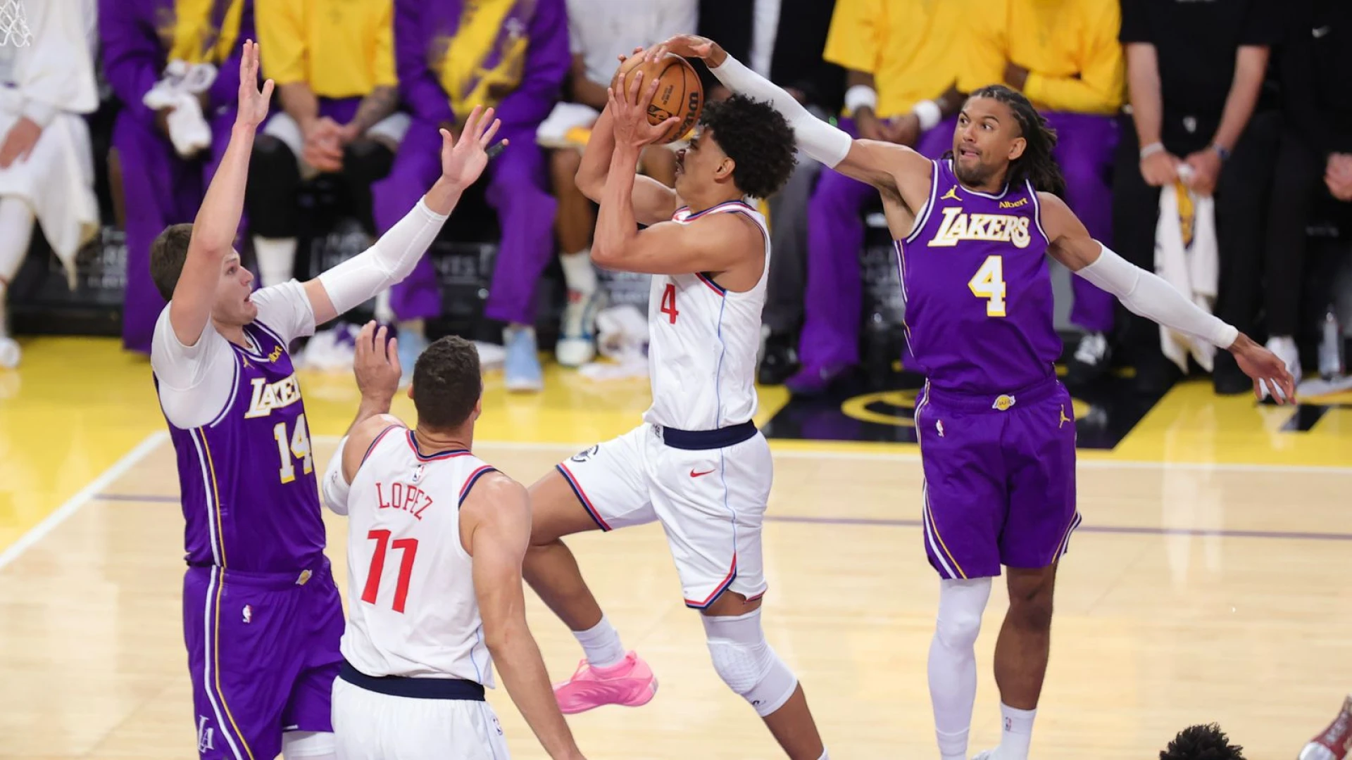 Clippers lose to themselves in 125-117 loss against Lakers