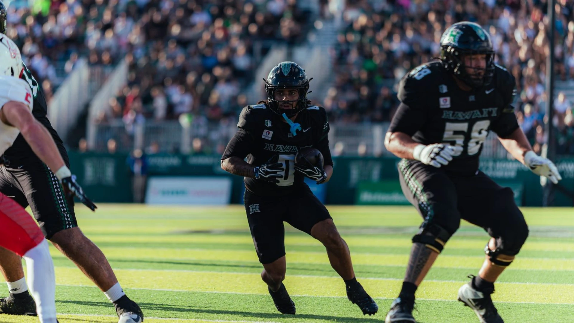 Hawai‘i snaps five-game losing streak with 56-21 blowout win at Northern Illinois