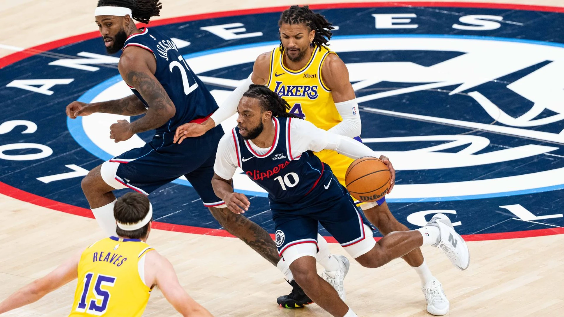 Clippers crumble against Lakers, drop third straight game