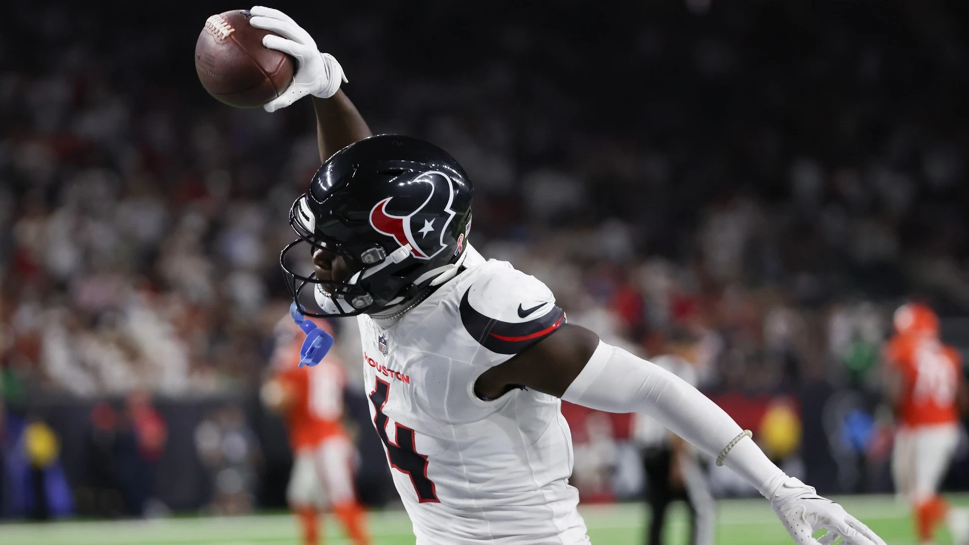 Texans Edge Out Bears in Tense NFL Showdown on Sunday Night