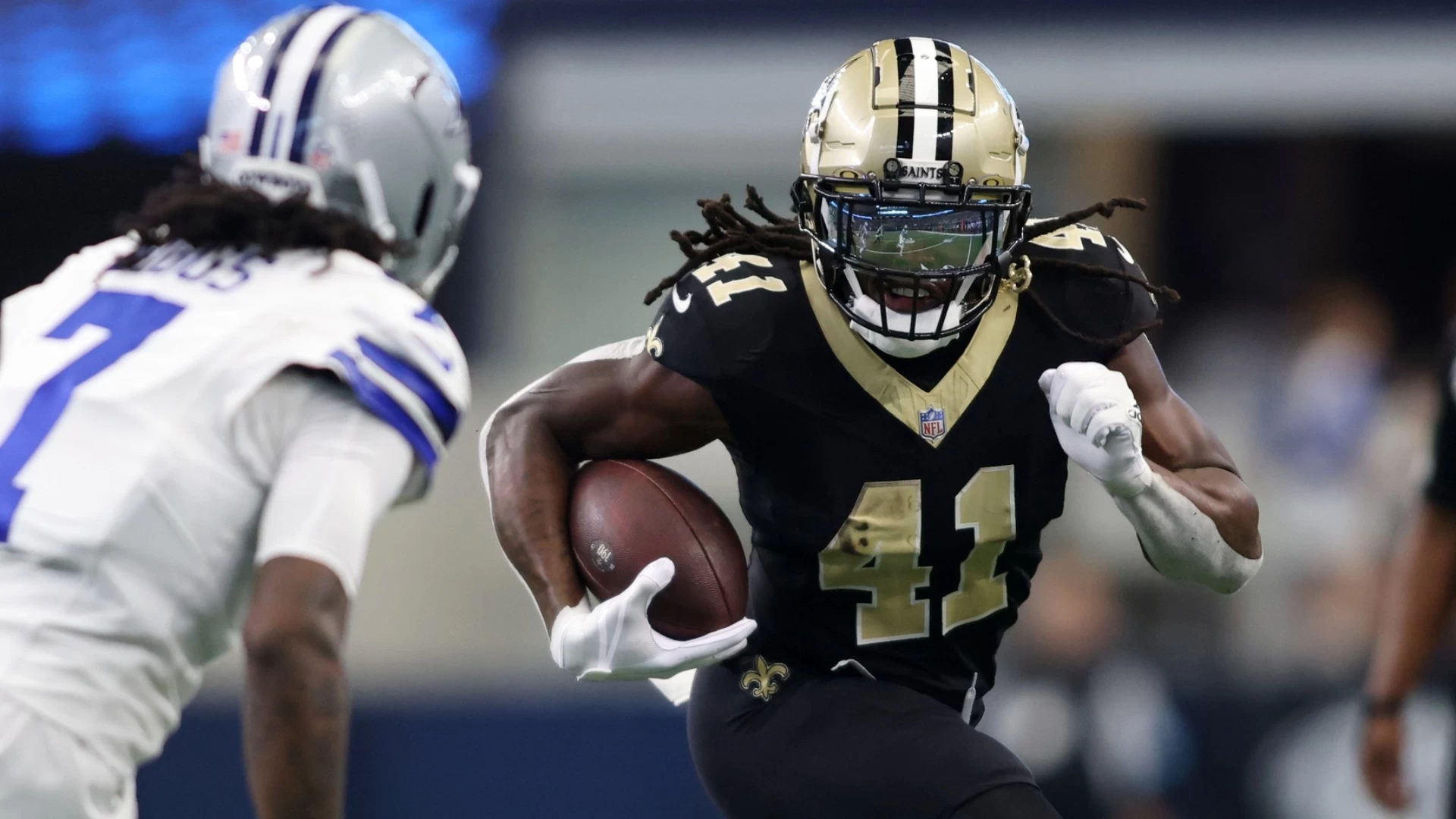 Alvin Kamara Continues Stellar Form Against Eagles