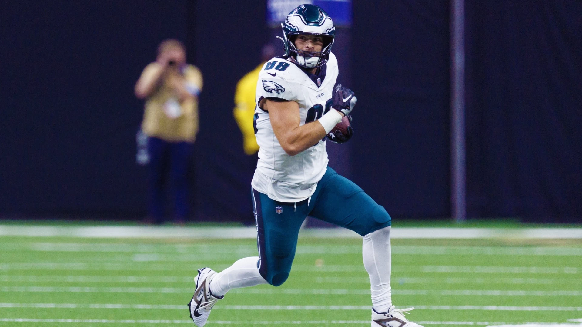 Dallas Goedert's Reception Odds: Over or Under 4.5 Today?