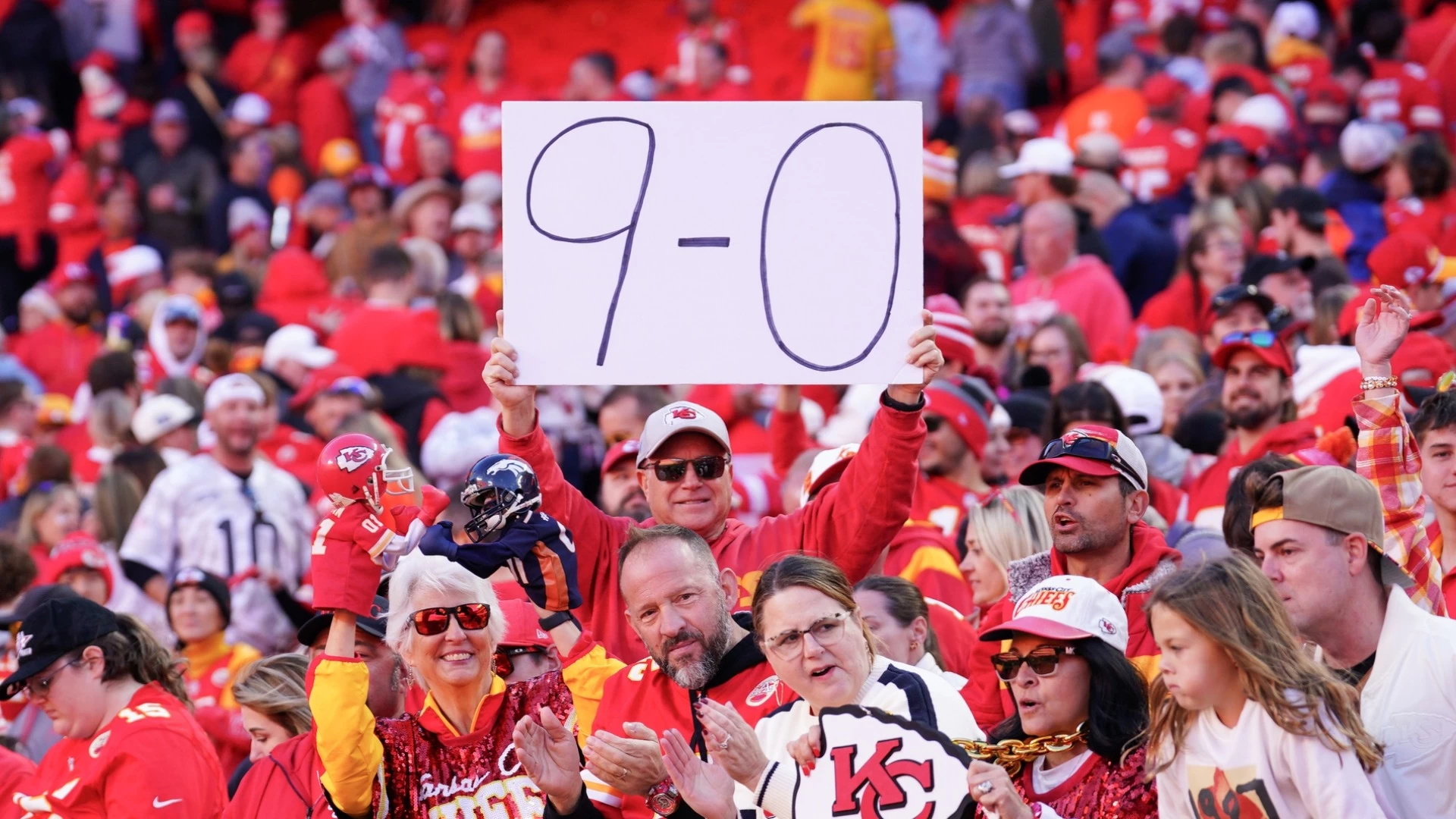 Chiefs Narrowly Defeat Broncos 16-14 with Late Block