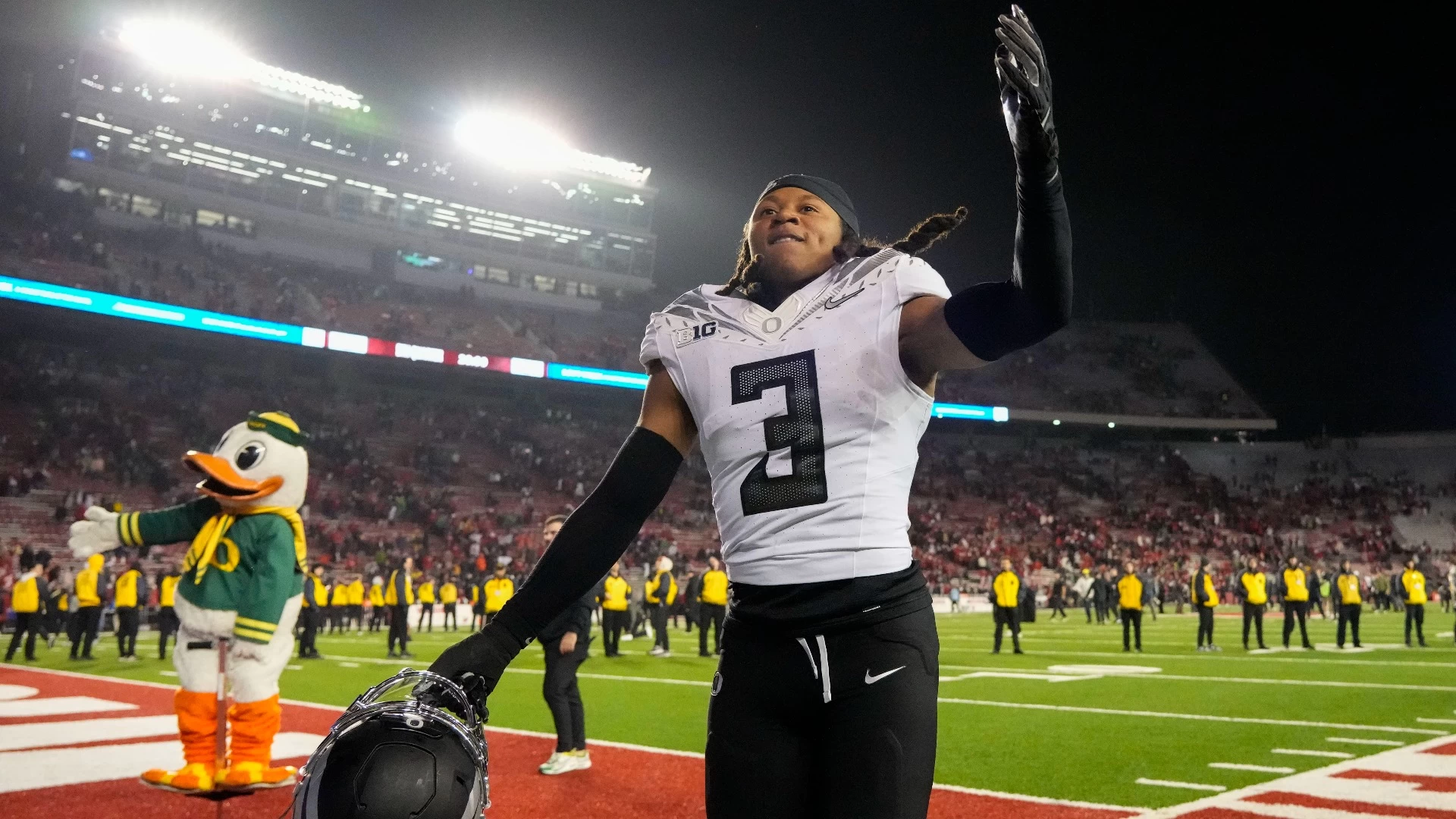Oregon Ducks Edge Out Wisconsin in Tight 16-13 Victory