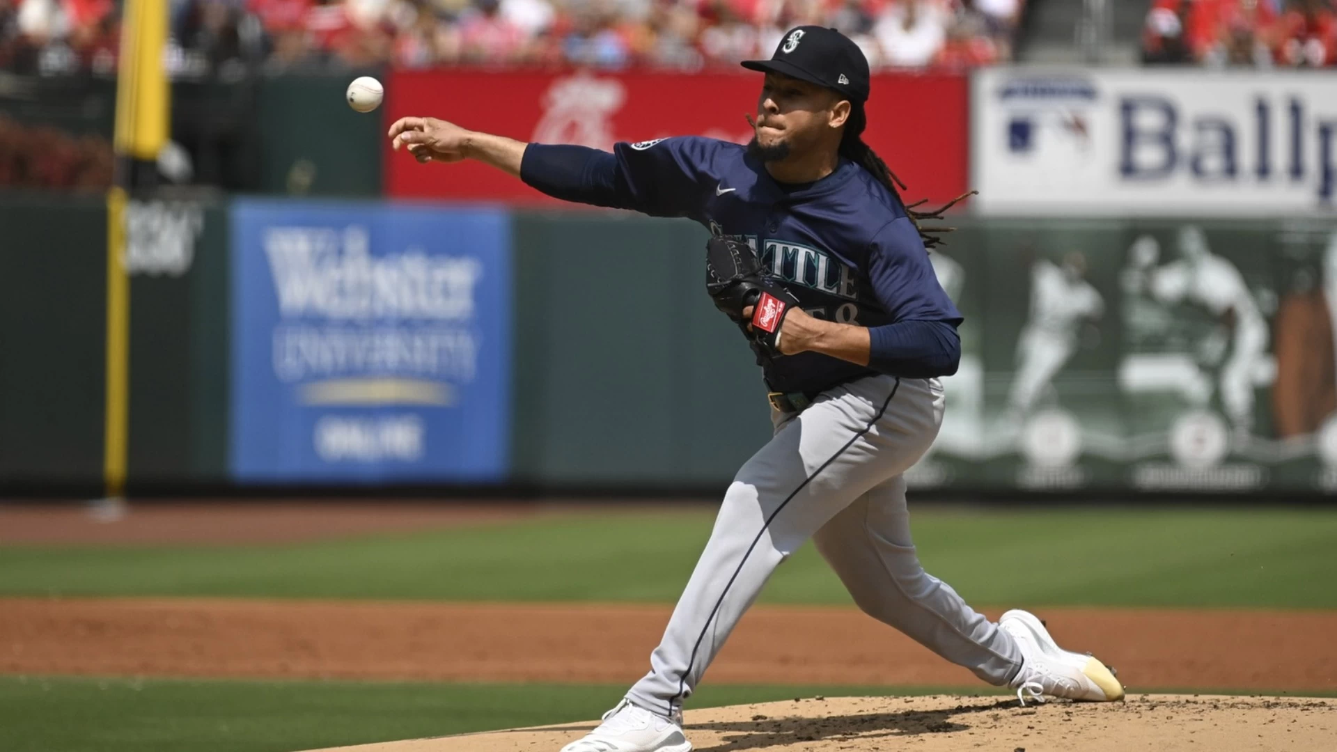 MLB Trade Rumors: Teams Eyeing Luis Castillo's Skills