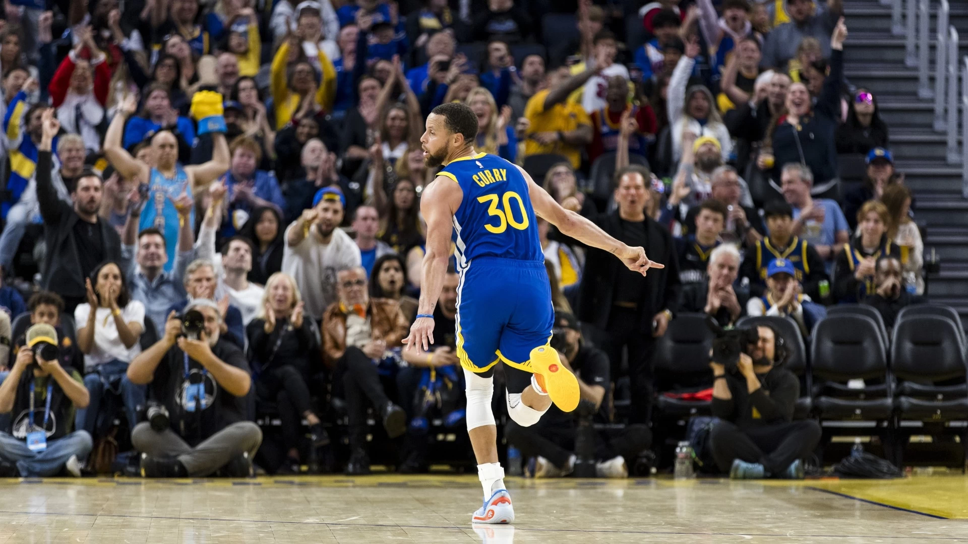 Warriors Triumph Over Mavs 126-102, Curry Scores 30