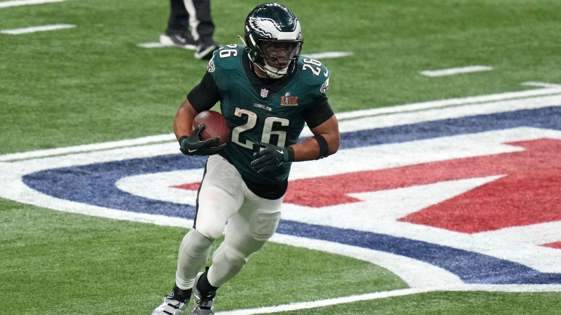 Philadelphia Eagles Extend Saquon Barkley to Record RB Deal
