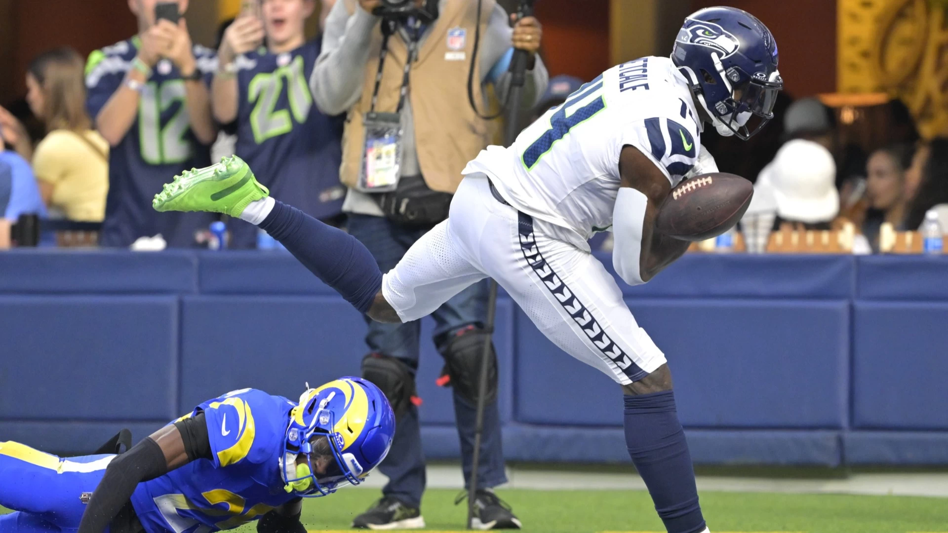 Seahawks' Drama: Metcalf Wants Out, Lockett’s Legacy