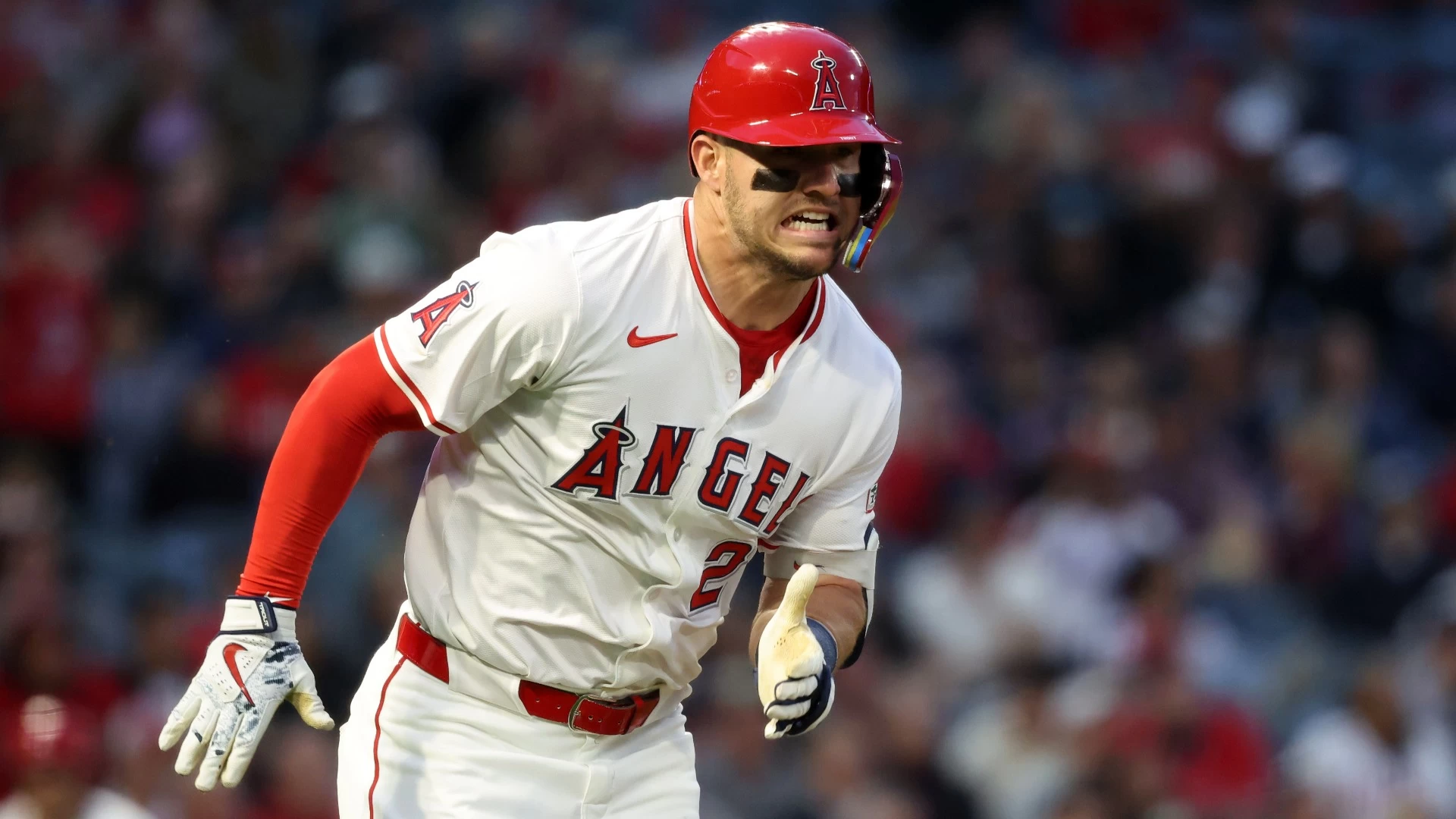 Angels' Mike Trout Leaves Wednesday's Game with Knee Soreness