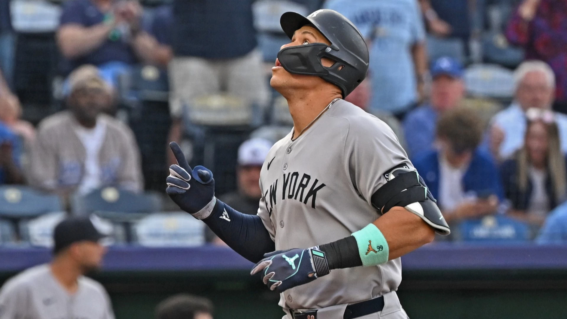 Aaron Judge Hits a Massive 470 ft Home Run in Yankees Win