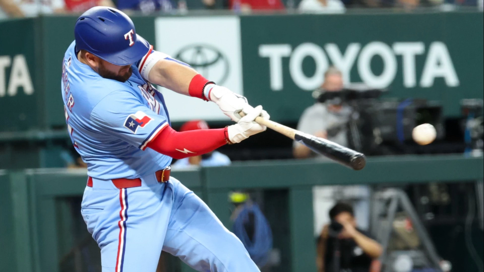 Exciting Friday Night Baseball: Home Run Odds & Picks