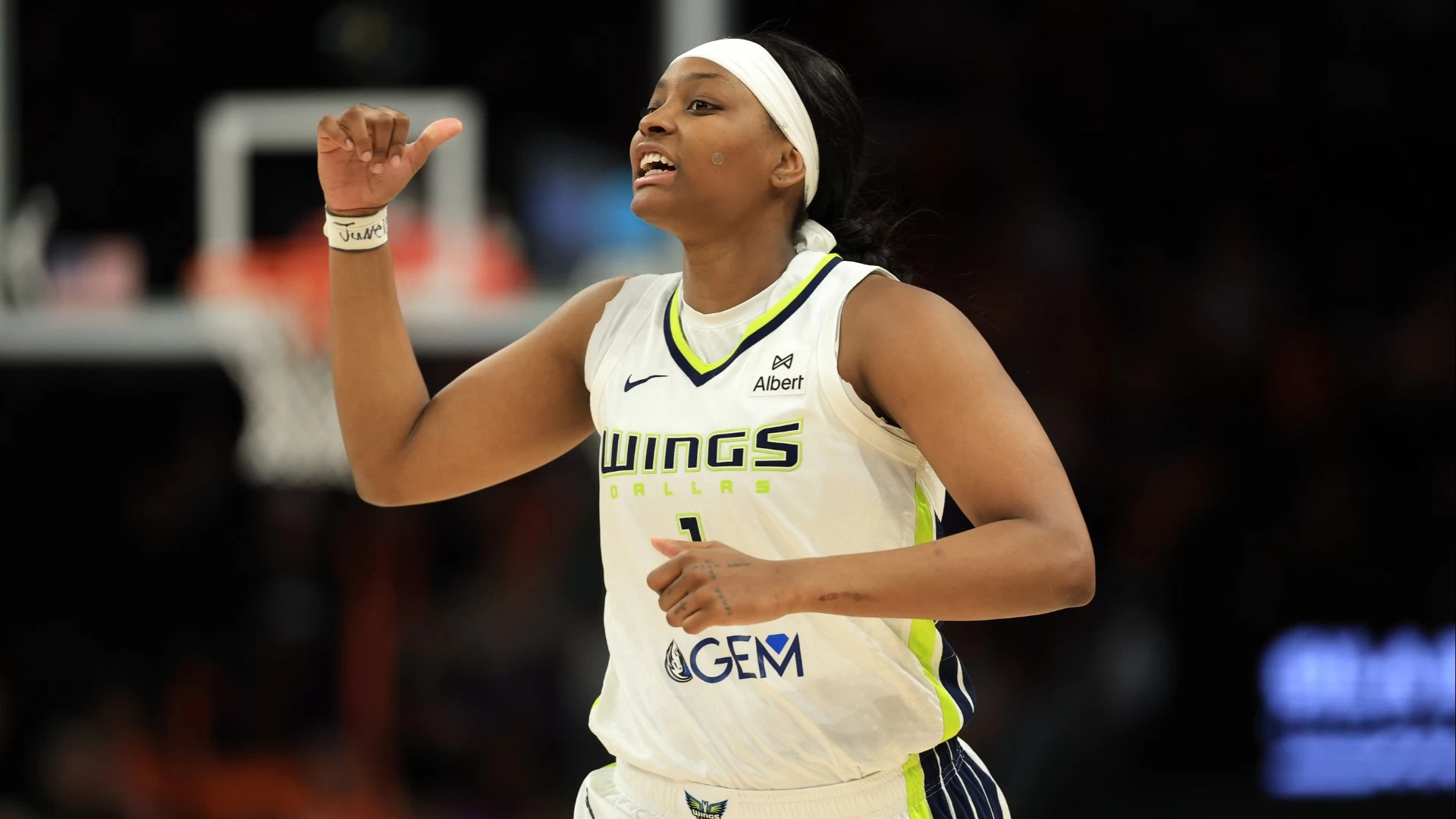 WNBA Player Prop Bets: NaLyssa Smith & Caitlin Clark