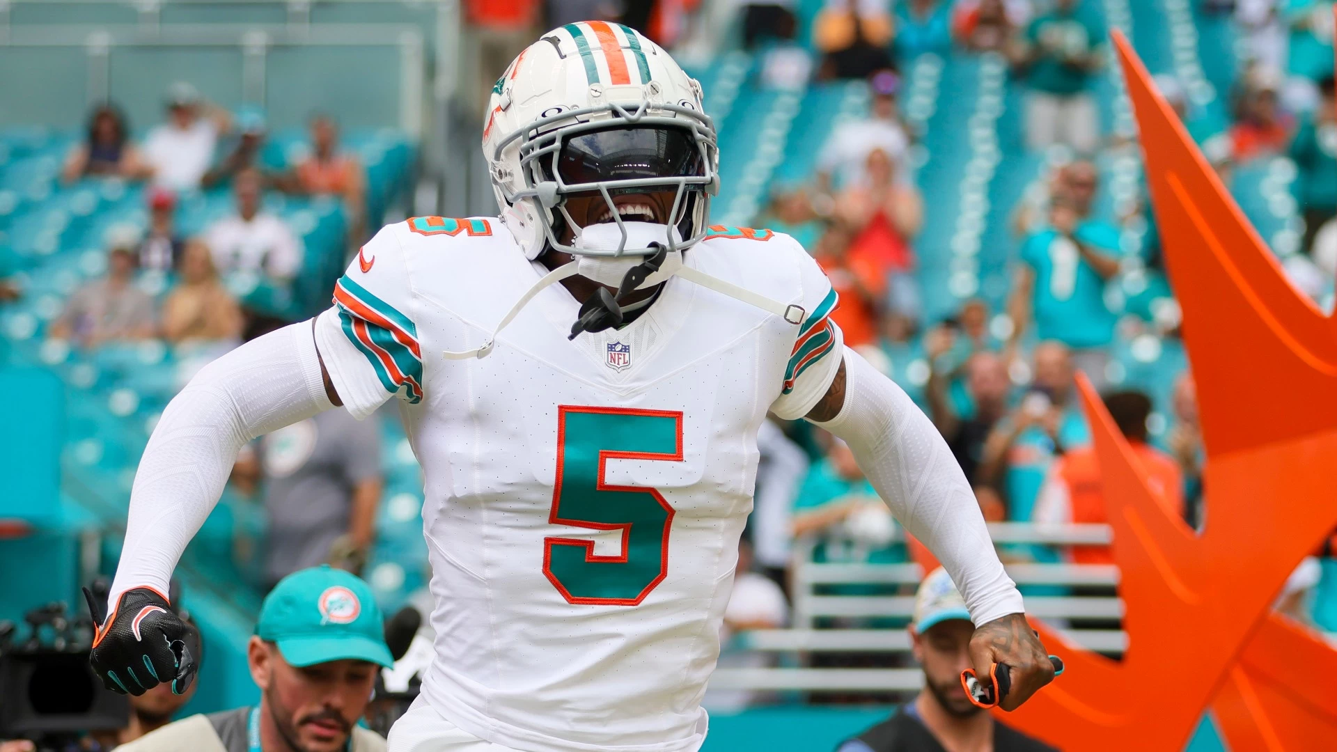 Steelers, Dolphins Partake in Massive Player Trade on Monday