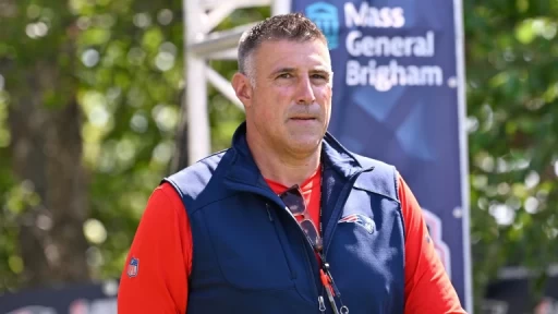 Mike Vrabel Breaks Up Fight at Patriots Camp, Comes Up Bloody