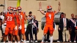 Illinois Challenges Washington in Big Ten Showdown